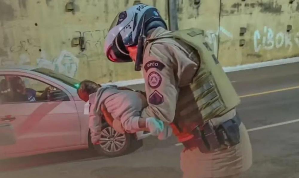 Em Salvador, PMs salvam bebê engasgado com leite materno