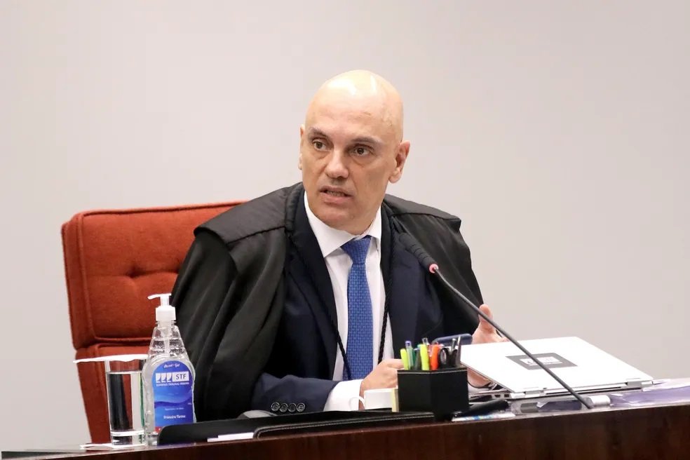 Moraes diz que não cabe a Bolsonaro escolher data para falar e mantém depoimento à PF