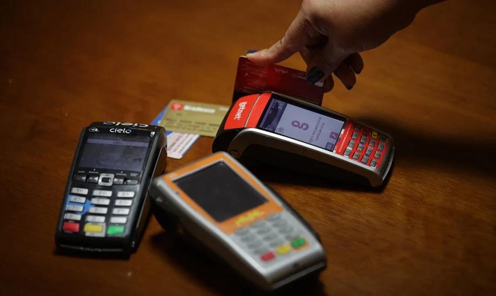 Brasileiros gastaram R$ 3,73 trilhões com cartões em 2023