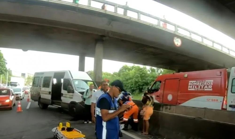 Acidente envolvendo ônibus e van deixa feridos na BR-324