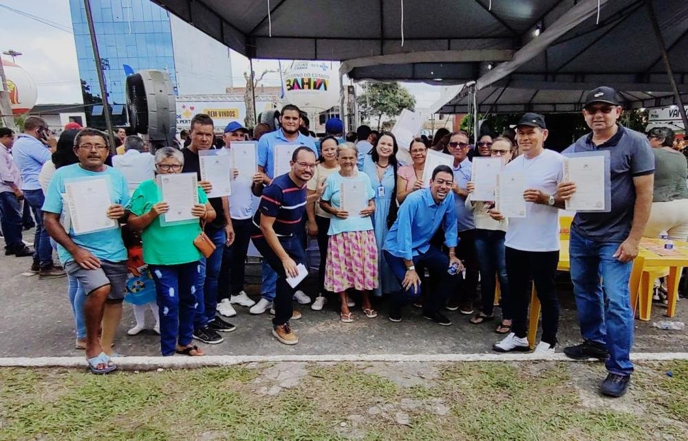 Jerônimo entrega títulos de terra a agricultores(as) de Alagoinhas