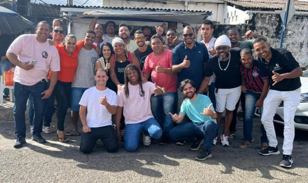 Motoristas de aplicativo lotaram a lanchonete de Mani Reggo na noite desta sexta-feira (26). Foto: Reprodução/ Redes sociais