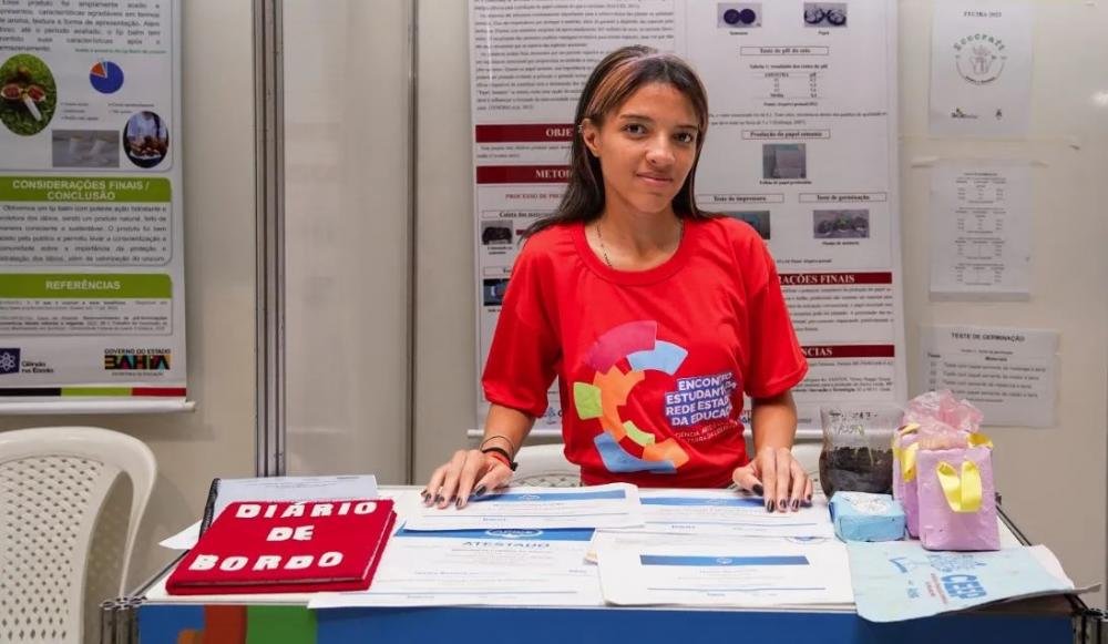 Alunas de escola pública da Bahia usam sementes para criar papel