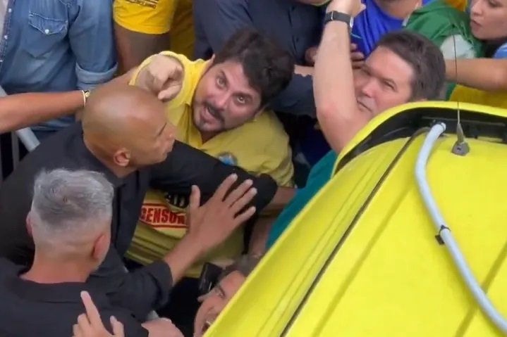 Vídeo: Senador Marcos do Val é barrado de subir no trio de Bolsonaro