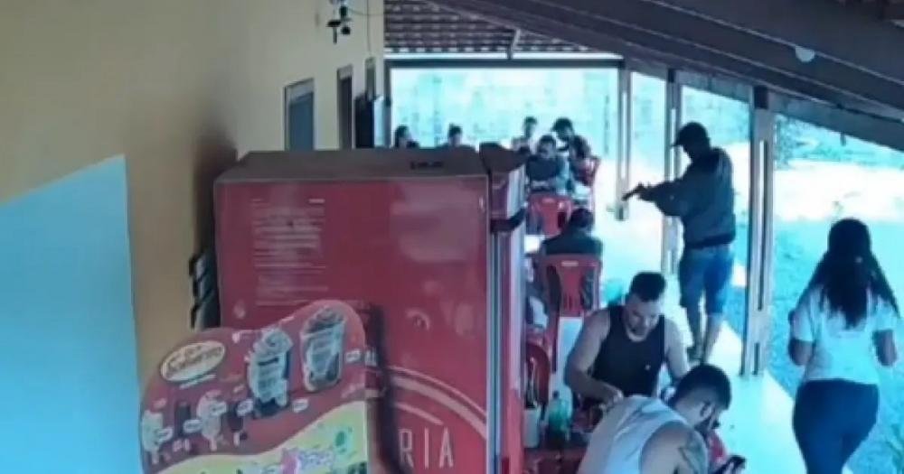 No Centro Norte baiano, homem puxa arma em bar, dispara e causa morte de jovem e deixa outro ferido