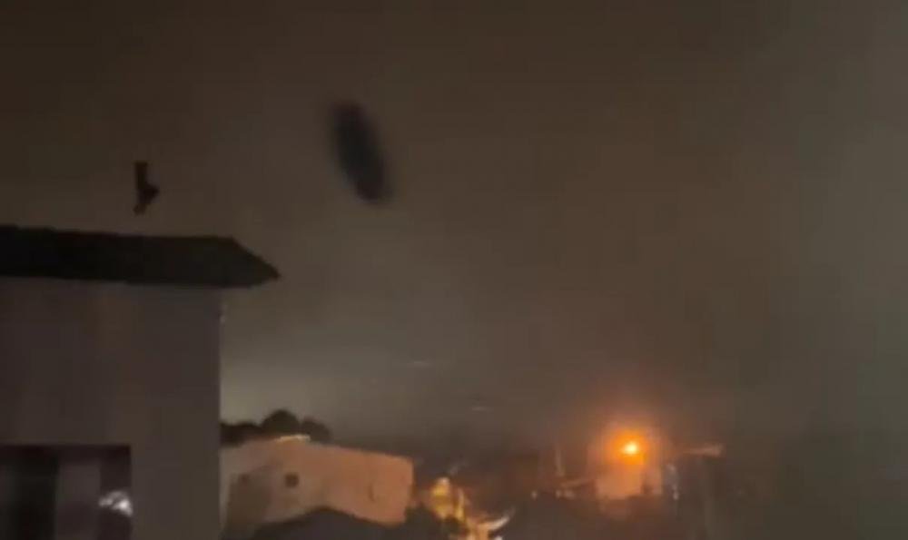 Vendaval deixa casas destelhadas e causa redemoinho em cidade da Bahia