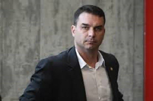 Flavio Bolsonaro - datas de pagamento de imóvel diferem da escritura