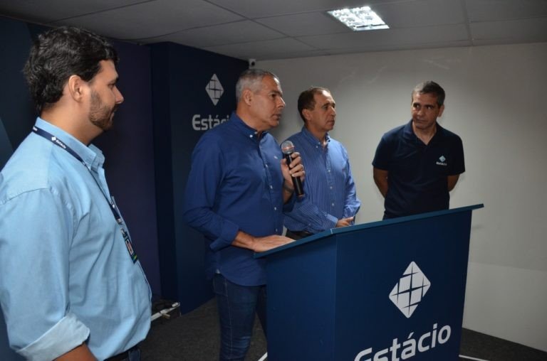 Prefeito assina alvará para ampliação da Faculdade Estácio de Alagoinhas