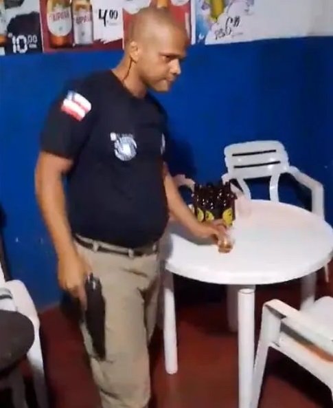 PM é flagrado bebendo, dá tapa em mulher e recebe garrafada na Bahia