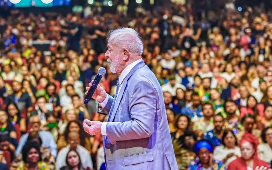 Lula diz que Bolsonaro reuniu apoiadores em ato porque sabe que pode ser preso e está tentando escapar: 