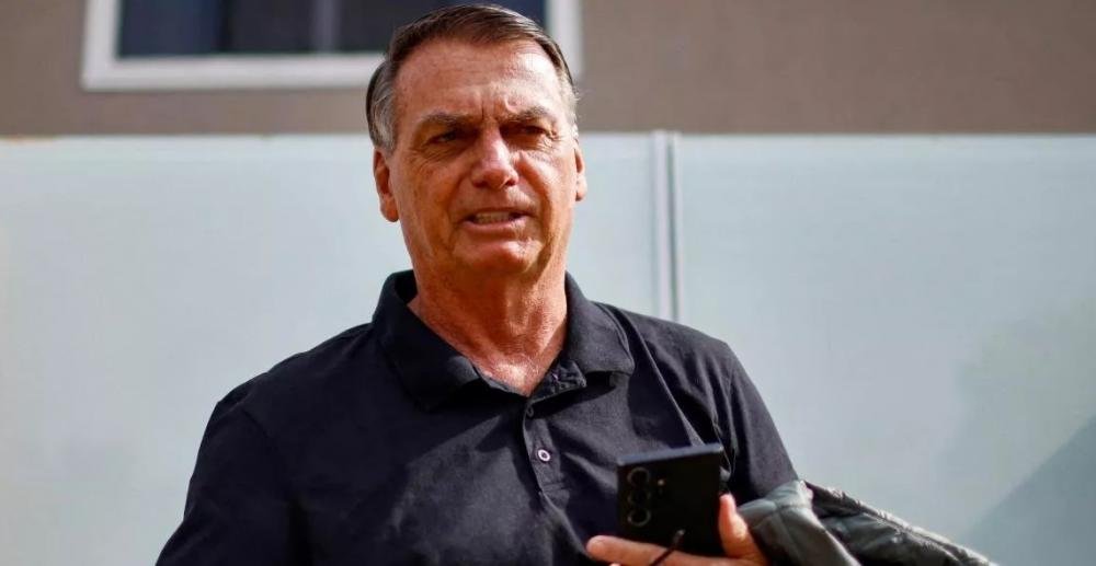 Encurralado, Bolsonaro pede acesso a depoimentos de militares