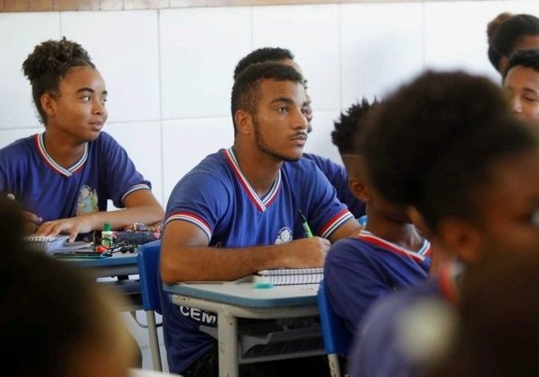 MEC anuncia pagamento da bolsa para o ensino médio; veja datas