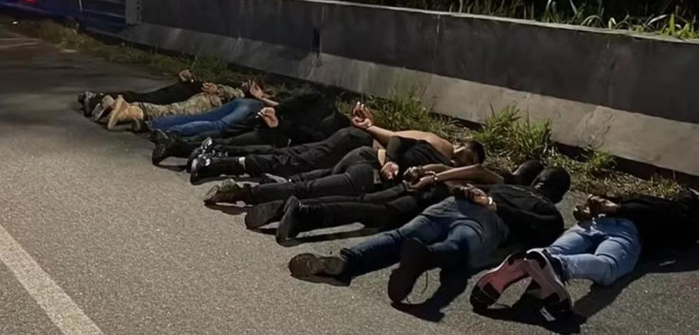 Tiroteio na Av. Brasil entre milicianos e agentes da PRF termina com 10 presos e 6 feridos