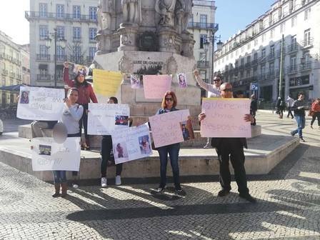 Manifestação em Lisboa cobra investigação sobre brasileira desaparecida há três meses