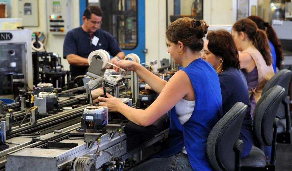 Indústria da transformação registra aumento em quatro de seis indicadores, diz CNI