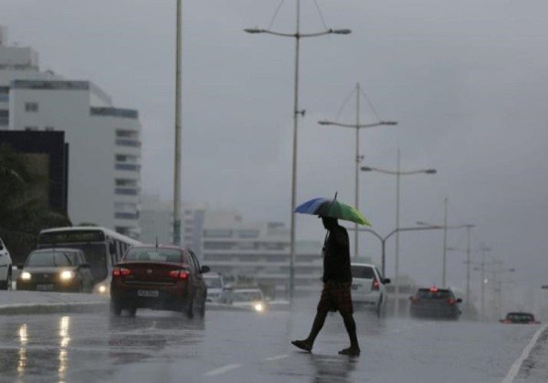 Inmet emite alerta de chuva intensa para 122 cidades baianas