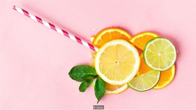 Beber suco de fruta é realmente saudável?