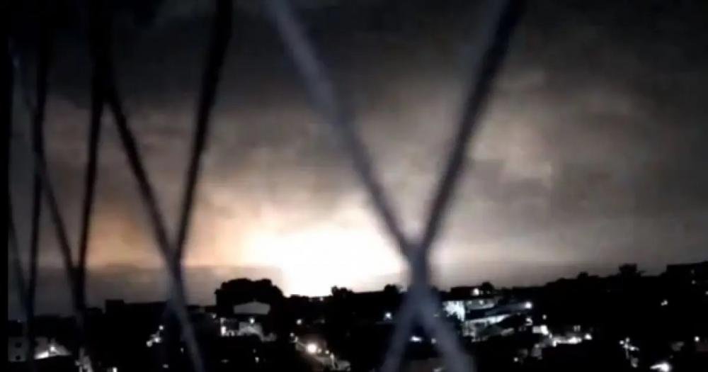 Em Salvador, incêndio em empresa no bairro de Valéria causa clarão no céu e assusta população