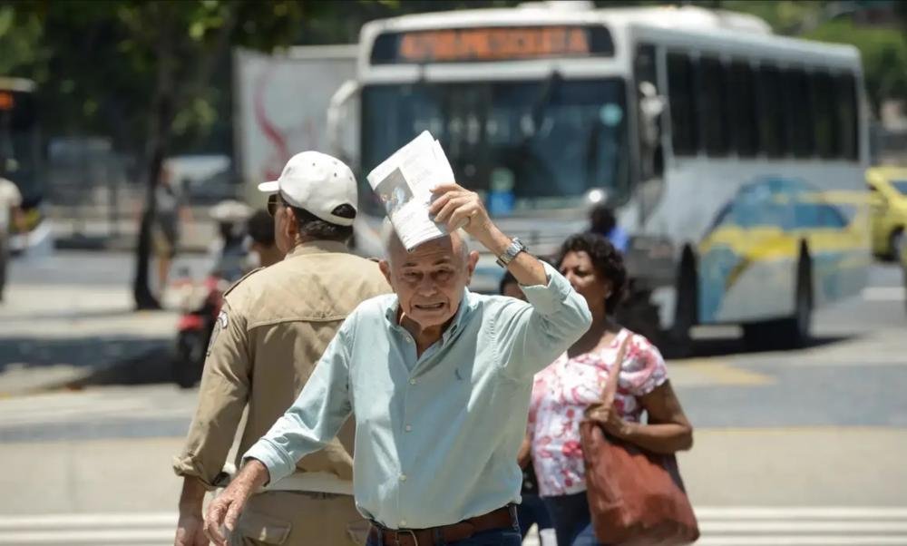 População enfrenta forte onda de calor no Rio de Janeiro (Foto: Tomaz Silva/Agência Brasil)