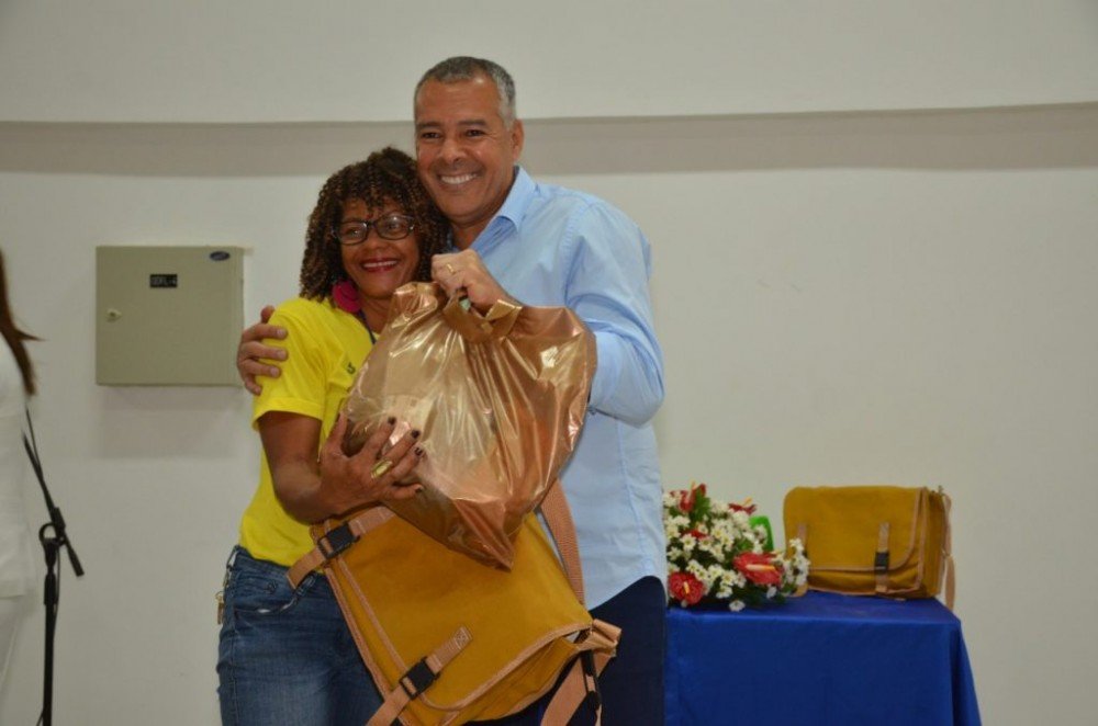 Prefeitura entrega fardamento a agentes de saúde do município