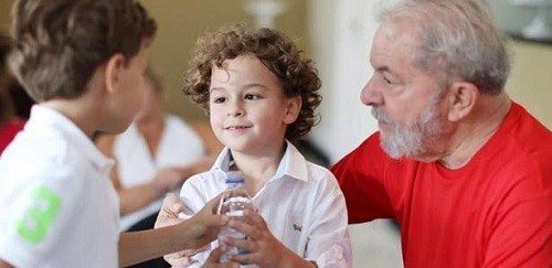 Lula consegue saída da prisão para velório de neto