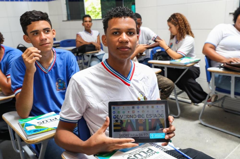 Estudantes do 2º ano do Ensino Médio da rede estadual são beneficiados com 148 mil tablets