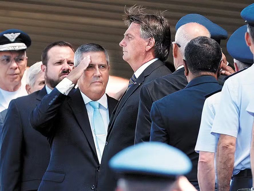 Mauro Cid disse à PF que Braga Netto mandou pedir dinheiro ao PL para 'kids pretos'