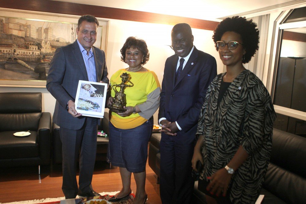 Rui anuncia parcerias em reunião com ministra da cultura de Angola.