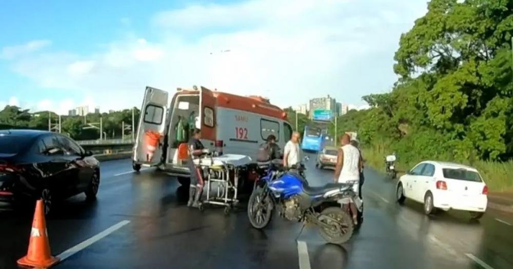Em Salvador, acidente com motociclista deixa Avenida Paralela engarrafada na manhã desta segunda