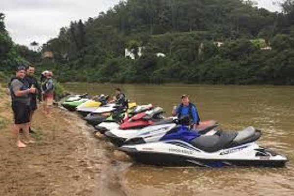 Com motoaquática, voluntários resgatam ilhados após chuvas em SP