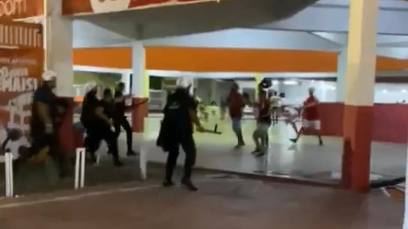 Durante um jogo da Copa do Nordeste, um torcedor sofre agressão violenta por parte de um segurança; veja o vídeo