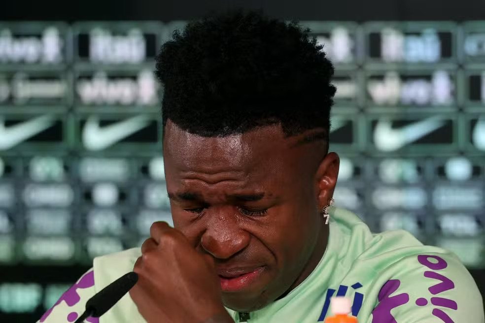 Vini Jr. Vinicius Junior se emociona em entrevista coletiva ao relatar rotina de insultos nos jogos da Espanha — Foto: Pierre-Philippe Marcou/AFP