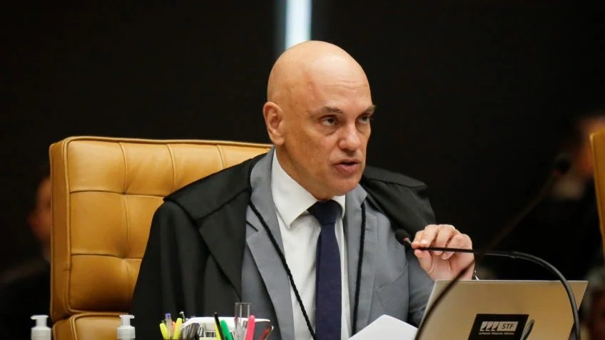Moraes dá 48 horas para Bolsonaro explicar hospedagem na embaixada da Hungria