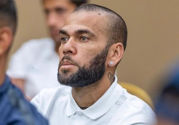 Daniel Alves se apresenta à Justiça após deixar a prisão