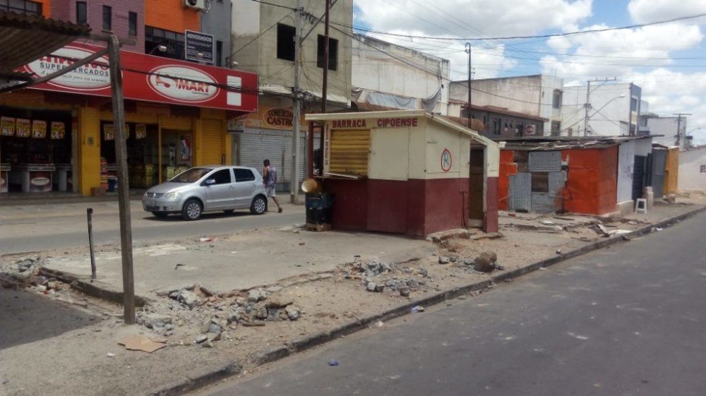 Comerciantes da Lourival Batista iniciam remoção voluntária das barracas