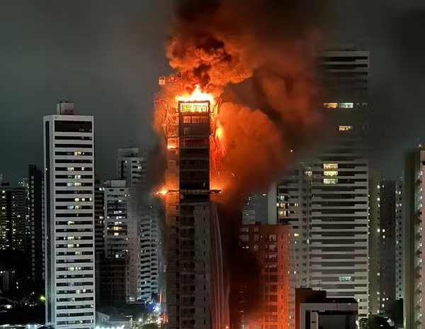 Em Recife, incêndio atinge prédio em construção