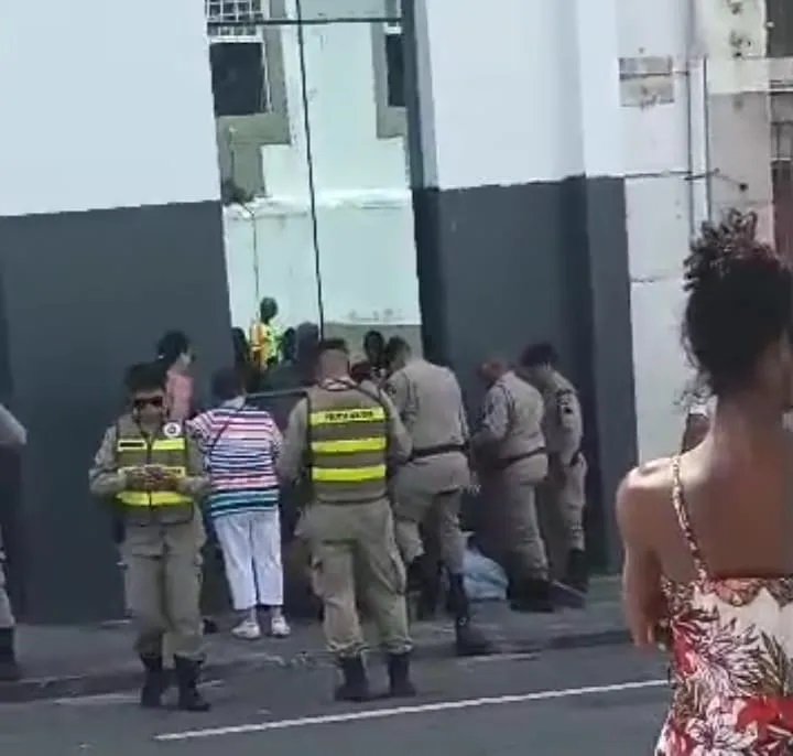 Turista é baleado em assalto no Centro Histórico de Salvador; veja vídeo
