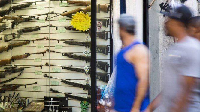 A cada hora, uma criança ou adolescente morre por arma de fogo no Brasil