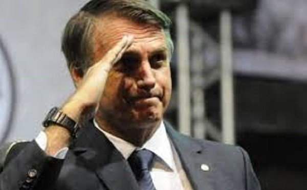 A Lava Jato esperneia, Bolsonaro passeia