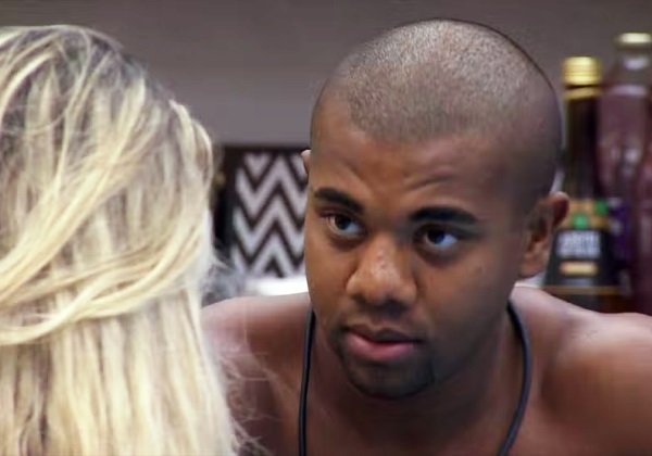MP pede dados de usuários de rede social que cometeram injúria racial contra Davi