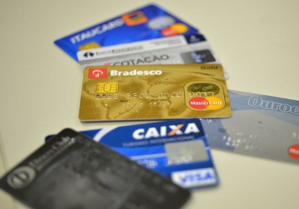 Acúmulo de juros em relação à dívida do cartão cresce em metade das instituições, mostra BC