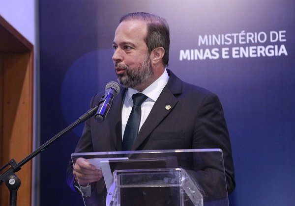 Brasil vai explorar petróleo até ter nível de país desenvolvido, diz ministro de Energia