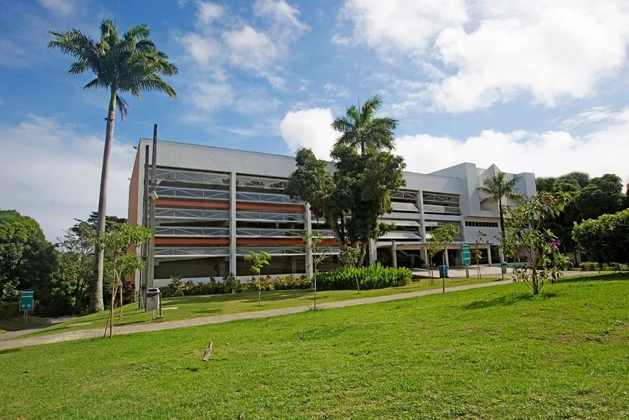 Iniciativa oferta bolsas para o curso de medicina na Bahiana; confira