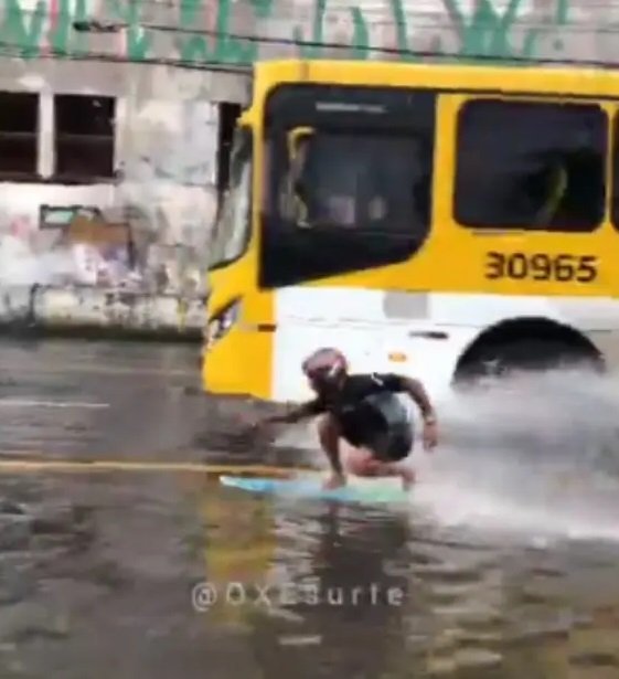 Em Salvador, homem surfa em ruas alagadas e provoca Bruno Reis: 