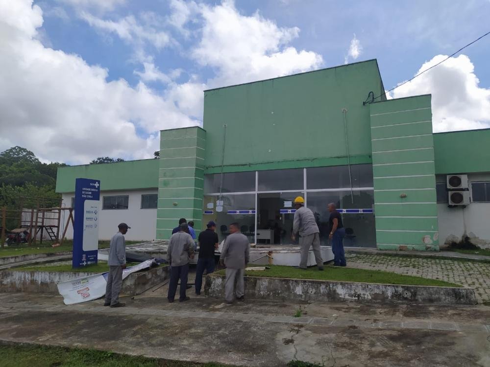 Atendimento mantido após queda de parte de cobertura em policarbonato