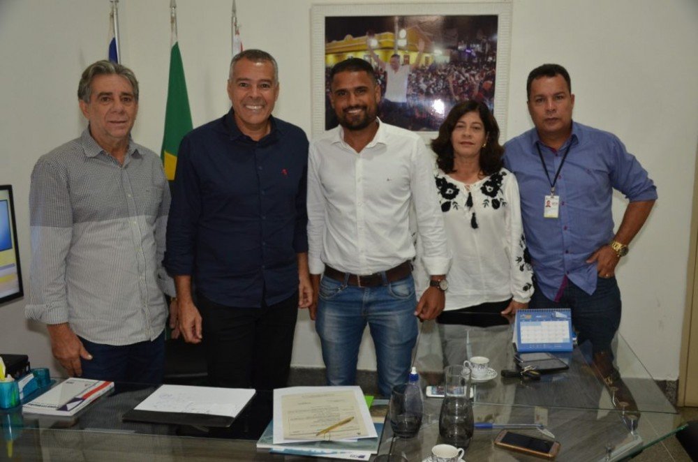 Prefeito Joaquim Neto entrega Alvará de Funcionamento ao Atacadão