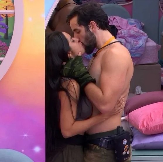 VÍDEO: Finalmente! Matteus e Isabelle saem escondidos da festa e se beijam