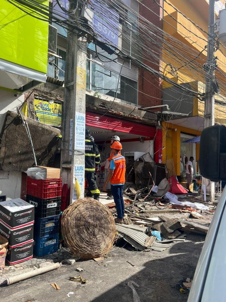 Alagoinhas – marquise desaba no centro da cidade causando ferimentos em várias pessoas e, até o momento, um óbito confirmado