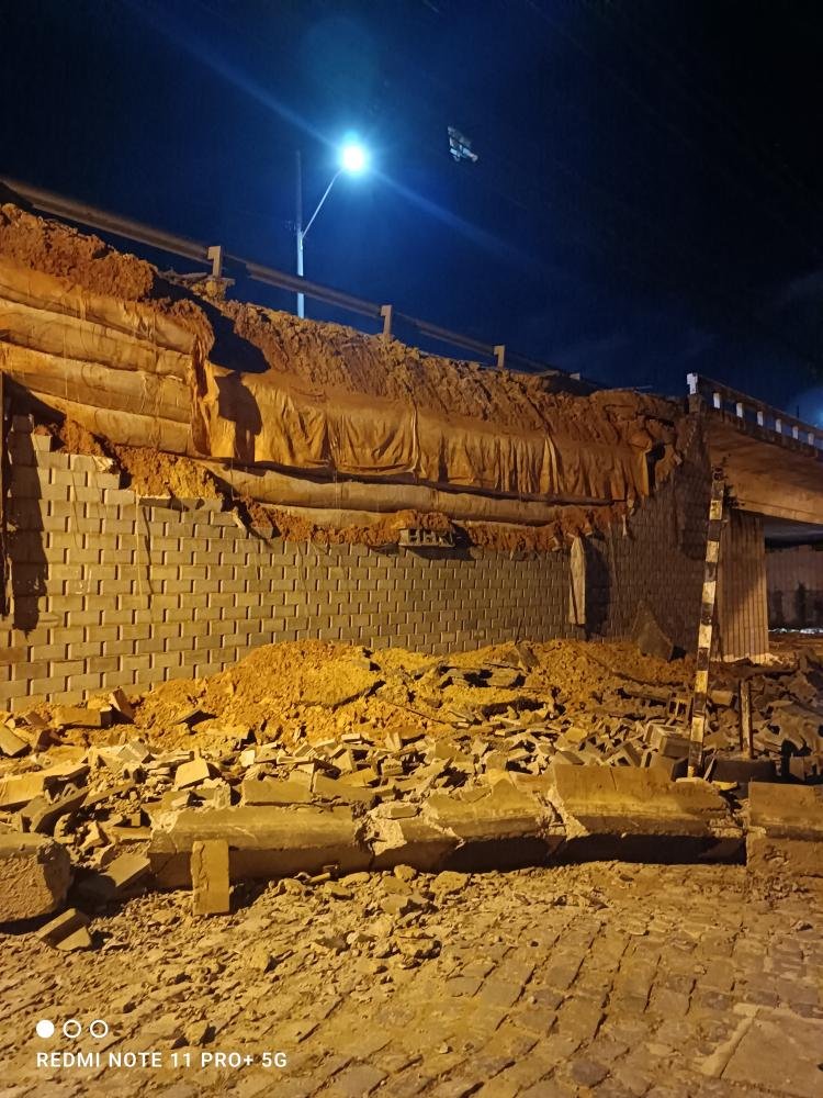 Desabamento parcial do viaduto da rua do Catu em Alagoinhas é causado por intensas chuvas