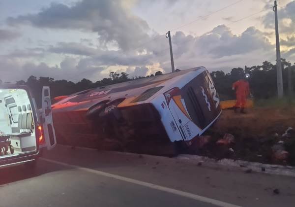 Bahia: Delegado contesta versão do motorista de ônibus que tombou e deixou 9 mortos na BR-101